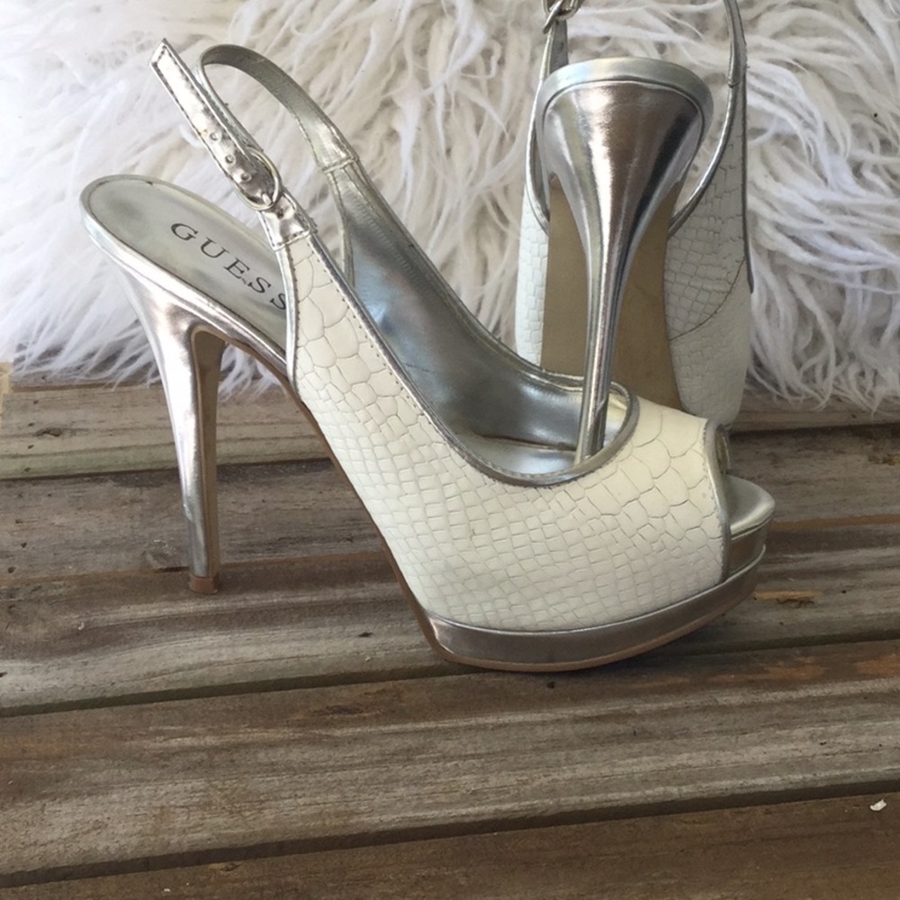 Guess Pumps